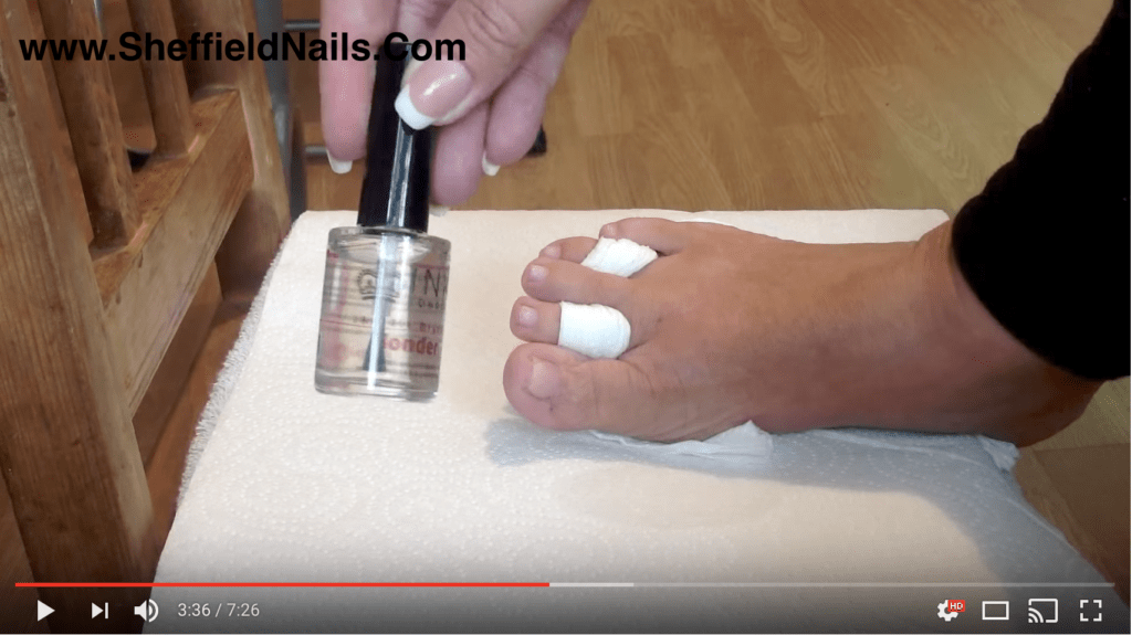Painting acrylic toenails